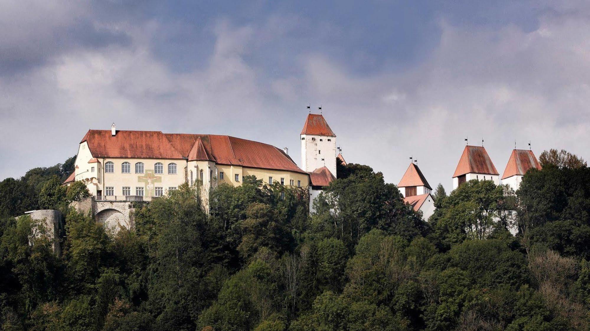 Hotel Schloss Neuburg - Hoftaferne Neuburg am Inn Esterno foto